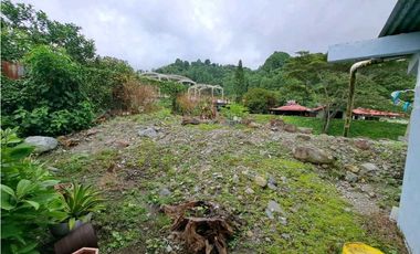 VENDO.CASA BAJO.BOQUETE COLINDANTE CON.RIO