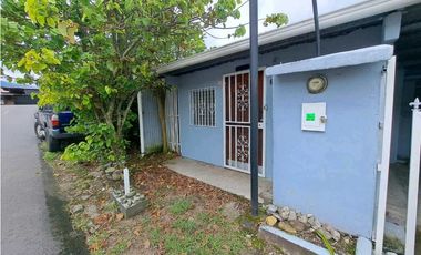 VENDO.CASA BAJO.BOQUETE COLINDANTE CON.RIO
