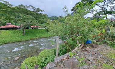 VENDO.CASA BAJO.BOQUETE COLINDANTE CON.RIO