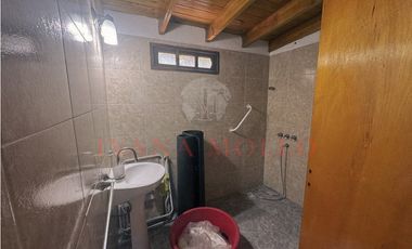 CASA EN VENTA SOBRE LOTE MULTIFAMILIAR