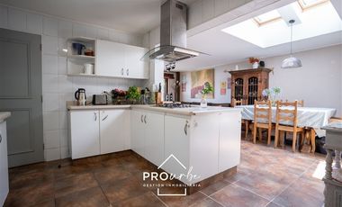 Casa en Venta en Casa con vista a Stgo. en Álvaro Casanova