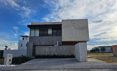 ORIGINAL RESIDENCIA EN VENTA EN CONDOMINIO PRIVADO AL NORPONIENTE DE LA CIUDAD