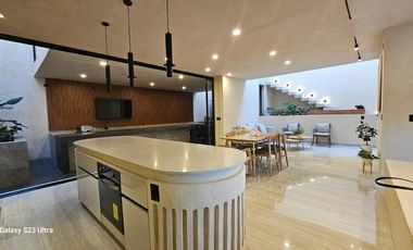 ORIGINAL RESIDENCIA EN VENTA EN CONDOMINIO PRIVADO AL NORPONIENTE DE LA CIUDAD