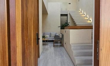 ORIGINAL RESIDENCIA EN VENTA EN CONDOMINIO PRIVADO AL NORPONIENTE DE LA CIUDAD