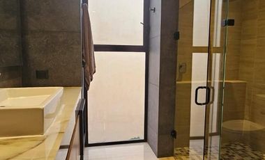 ORIGINAL RESIDENCIA EN VENTA EN CONDOMINIO PRIVADO AL NORPONIENTE DE LA CIUDAD