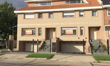 CHALET DUPLEX  7 MTS DE FRENTE  4 PLANTAS  3 DORMIT JARDIN PLAY GARAGE
