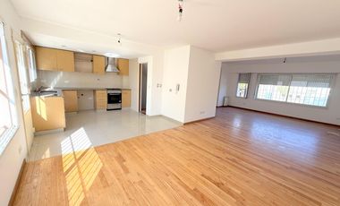 CHALET DUPLEX  7 MTS DE FRENTE  4 PLANTAS  3 DORMIT JARDIN PLAY GARAGE