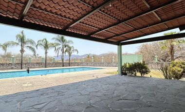 Escapa de la ciudad y encuentra la paz en este hermoso terreno campestre.