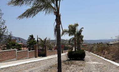 Escapa de la ciudad y encuentra la paz en este hermoso terreno campestre.