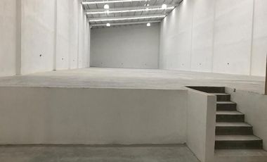 Bodega con Oficinas en Renta, Zona Cumbres