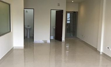 Bodega con Oficinas en Renta, Zona Cumbres