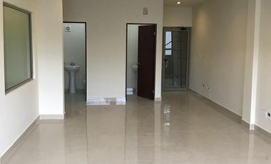 Bodega con Oficinas en Renta, Zona Cumbres