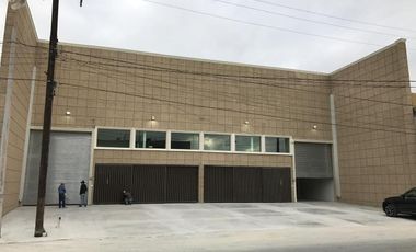Bodega con Oficinas en Renta, Zona Cumbres