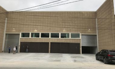 Bodega con Oficinas en Renta, Zona Cumbres