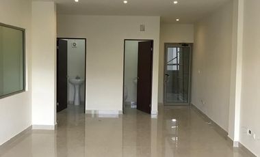 Bodega con Oficinas en Renta, Zona Cumbres