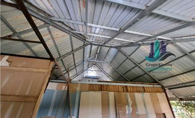 VENDO.CASA DOS NIVELES ESQUINA 250MTS NUEVA CALIFORNIA