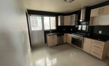 Casa en venta en Ciudad Satélite, Naucalpan.
