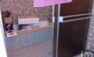 Se vende  bonita casa pequeña  muy buena ubicación, bastante terreno excedente  para quinta.
