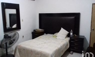 Se vende  bonita casa pequeña  muy buena ubicación, bastante terreno excedente  para quinta.