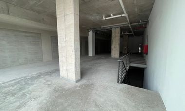 ARRIENDO Local Comercial, 217,54 m2 Nivel Calle + 196,91 m2 Subt. Vitacura