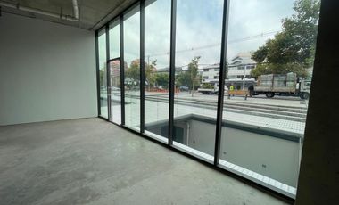 ARRIENDO Local Comercial, 217,54 m2 Nivel Calle + 196,91 m2 Subt. Vitacura