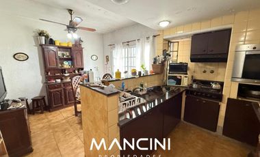 Casa en venta de 5 ambientes con cochera, piscina y quincho - Villa Ballester