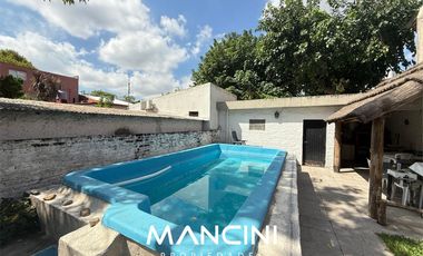 Casa en venta de 5 ambientes con cochera, piscina y quincho - Villa Ballester