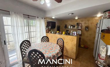 Casa en venta de 5 ambientes con cochera, piscina y quincho - Villa Ballester