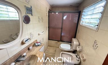 Casa en venta de 5 ambientes con cochera, piscina y quincho - Villa Ballester