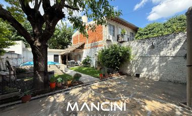 Casa en venta de 5 ambientes con cochera, piscina y quincho - Villa Ballester
