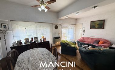 Casa en venta de 5 ambientes con cochera, piscina y quincho - Villa Ballester