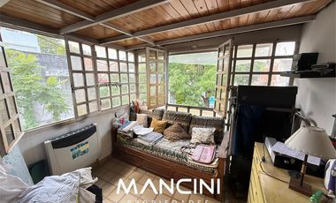 Casa en venta de 5 ambientes con cochera, piscina y quincho - Villa Ballester