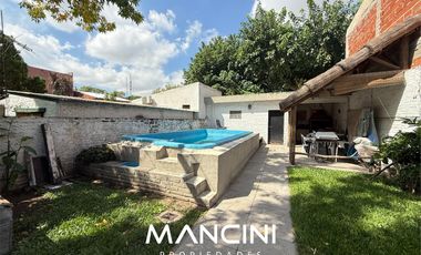 Casa en venta de 5 ambientes con cochera, piscina y quincho - Villa Ballester