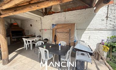 Casa en venta de 5 ambientes con cochera, piscina y quincho - Villa Ballester