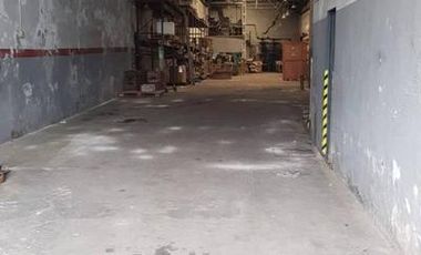 DEPOSITO Barracas - 900 M2  (oficina, local a la calle, baños, vestuario)