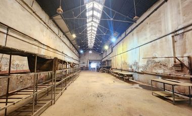DEPOSITO Barracas - 900 M2  (oficina, local a la calle, baños, vestuario)