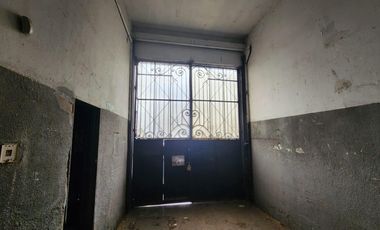 DEPOSITO Barracas - 900 M2  (oficina, local a la calle, baños, vestuario)