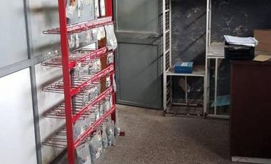 DEPOSITO Barracas - 900 M2  (oficina, local a la calle, baños, vestuario)
