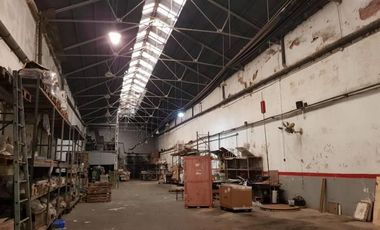 DEPOSITO Barracas - 900 M2  (oficina, local a la calle, baños, vestuario)