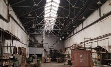 DEPOSITO Barracas - 900 M2  (oficina, local a la calle, baños, vestuario)