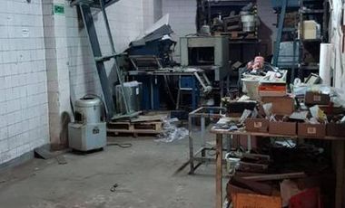 DEPOSITO Barracas - 900 M2  (oficina, local a la calle, baños, vestuario)