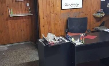DEPOSITO Barracas - 900 M2  (oficina, local a la calle, baños, vestuario)