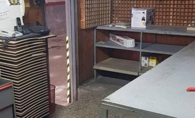 DEPOSITO Barracas - 900 M2  (oficina, local a la calle, baños, vestuario)