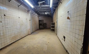 DEPOSITO Barracas - 900 M2  (oficina, local a la calle, baños, vestuario)