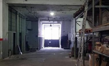DEPOSITO Barracas - 900 M2  (oficina, local a la calle, baños, vestuario)