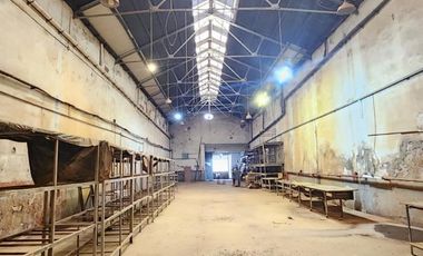 DEPOSITO Barracas - 900 M2  (oficina, local a la calle, baños, vestuario)