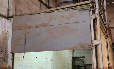 DEPOSITO Barracas - 900 M2  (oficina, local a la calle, baños, vestuario)