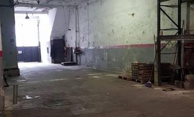 DEPOSITO Barracas - 900 M2  (oficina, local a la calle, baños, vestuario)