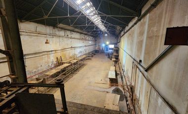 DEPOSITO Barracas - 900 M2  (oficina, local a la calle, baños, vestuario)