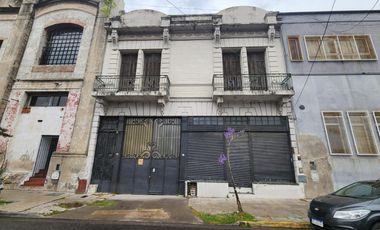 DEPOSITO Barracas - 900 M2  (oficina, local a la calle, baños, vestuario)